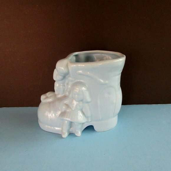 Pale blue vintage ceramic shoe planter "Old Woman Who Lived in a Shoe"- baby boy - Picture 7 of 9